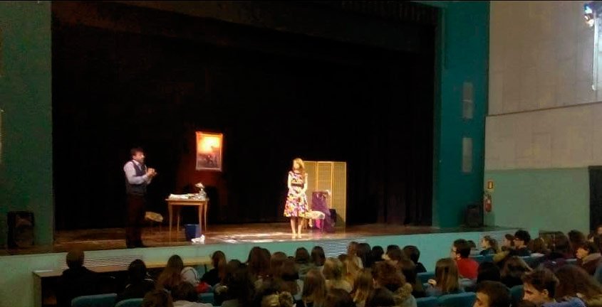 El desván de los deseos actuando en un teatro